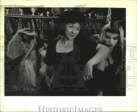 1993 Press Photo Susan Khanbashi in her costume shop at Kenner's Rivertown. - Historic Images