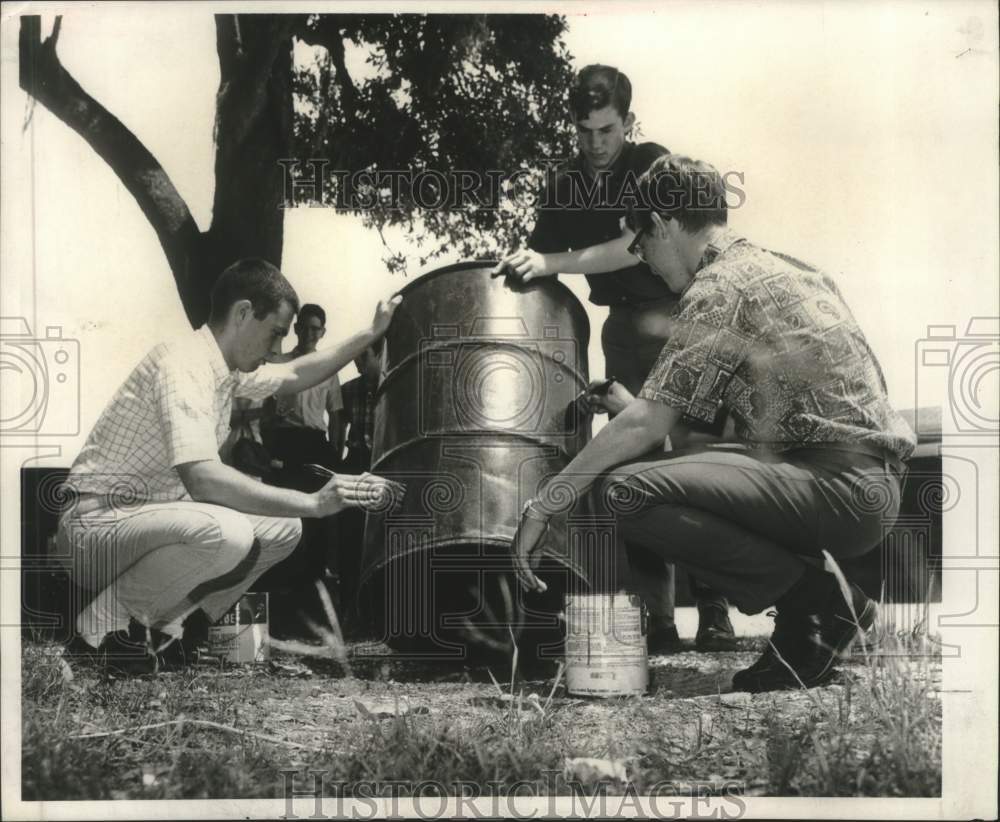 1967 Press Photo East Jeffeson Key Clubbers are painting school&#39;s trash cans.- Historic Images