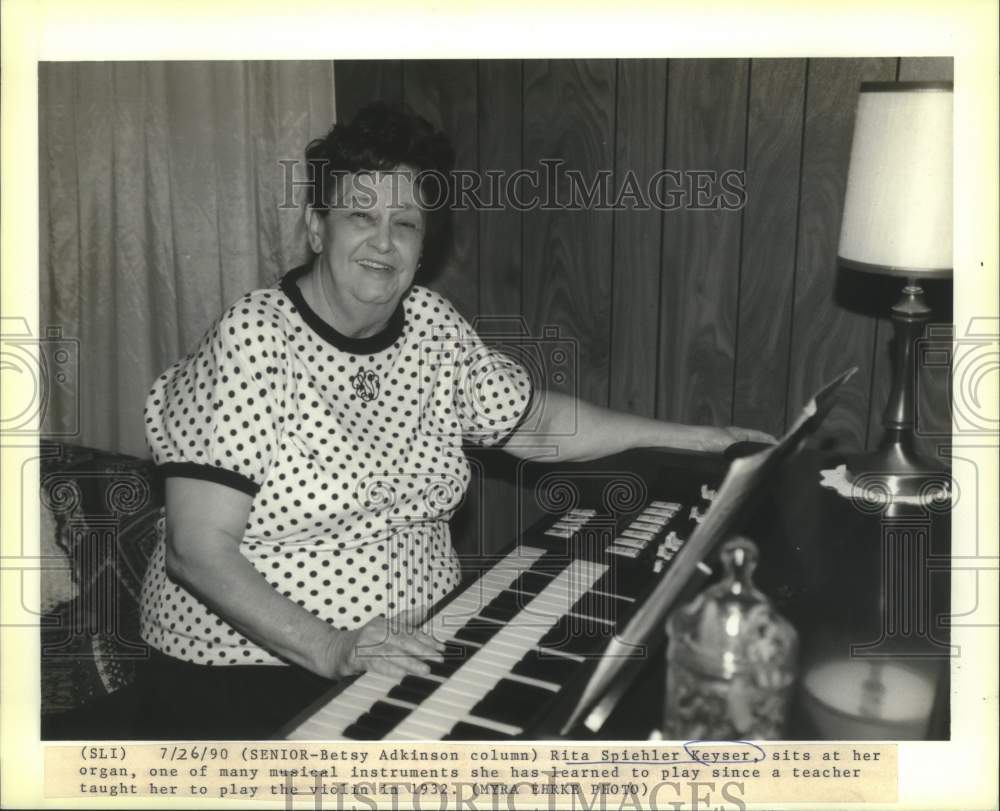 1990 Press Photo Talented Musician Rita Spiehler Keyser, sits at her organ - Historic Images