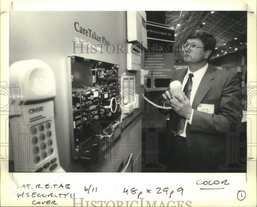 1994 Press Photo Paul L. King of Interactive Technologies demonstrates CareTaker - Historic Images