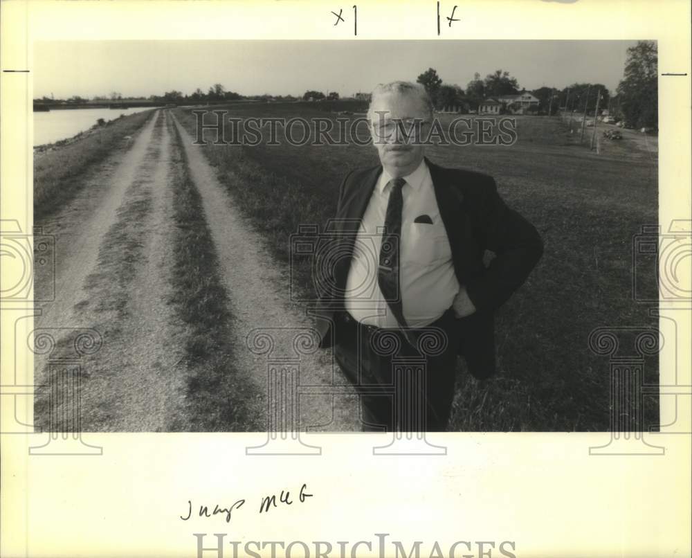 1990 Press Photo Ray King stands on Mississippi River levee - Historic Images