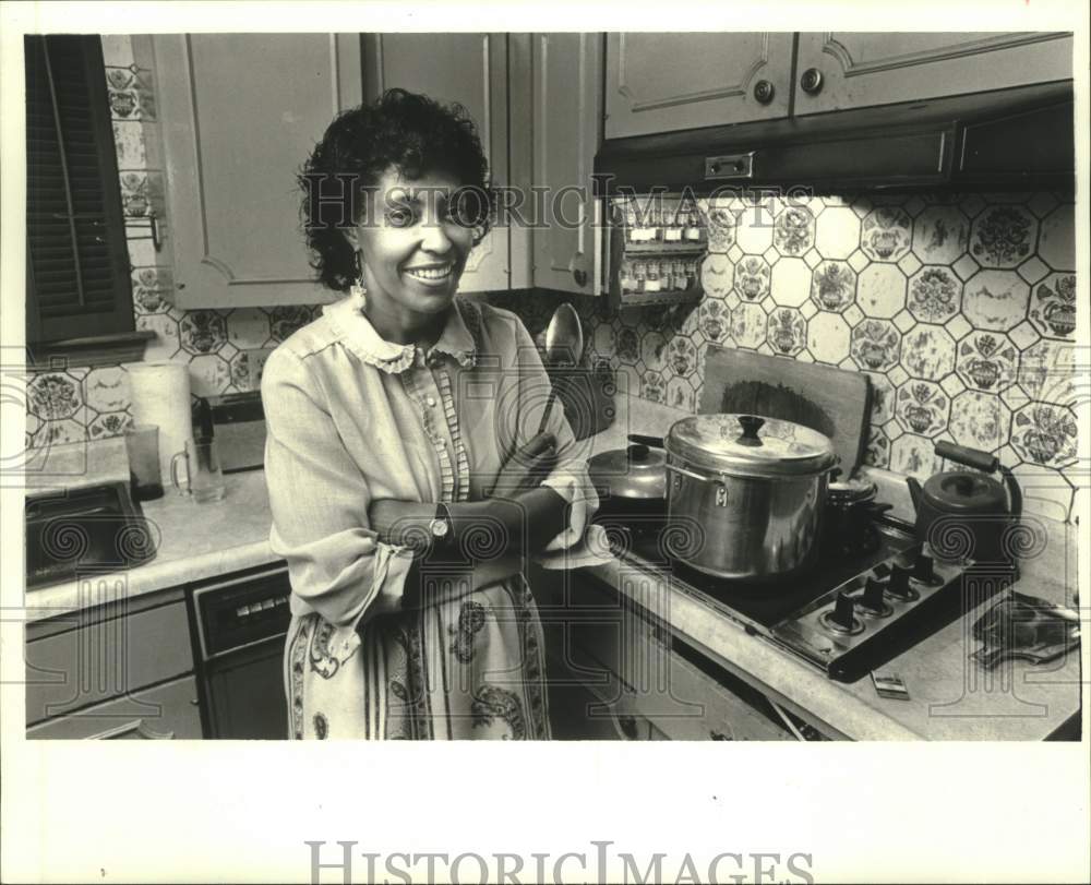 1987 Press Photo Linda King in her kitchen at 4540 Lafon Drive - Historic Images