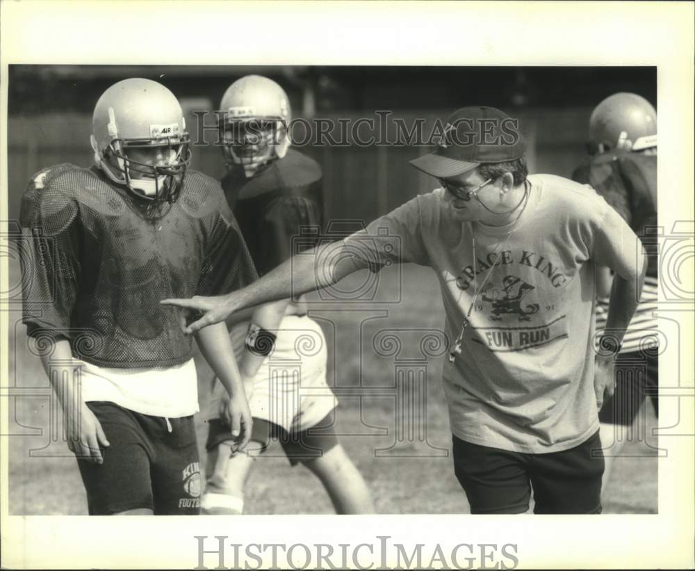 1992 Press Photo Football coach Bob Hitchins of New Grace King explains blocking - Historic Images