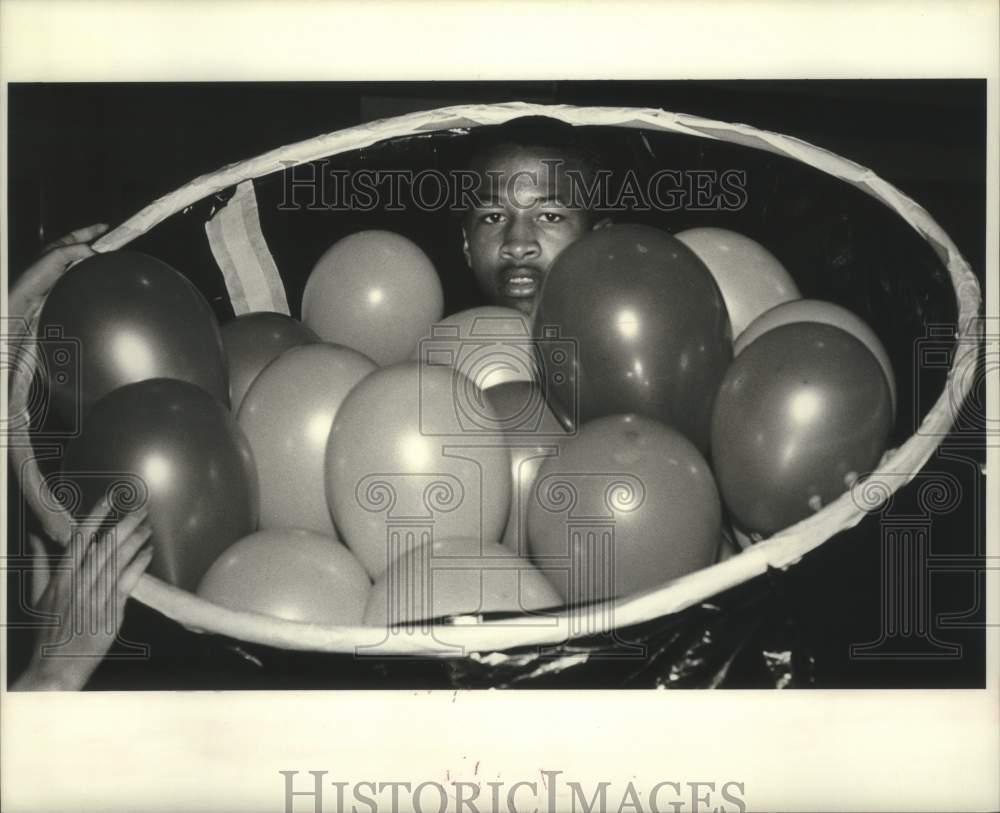 1988 Press Photo James Scott won the Balloon drop at Grace King School, Metairie - Historic Images