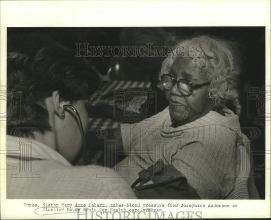 1986 Press Photo Nurse Anne Hebert during Kingsley House Health Care program - Historic Images
