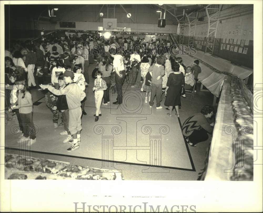 1987 Press Photo World&#39;s largest King Cake at St. Rita&#39;s Church in Harahan, LA - Historic Images