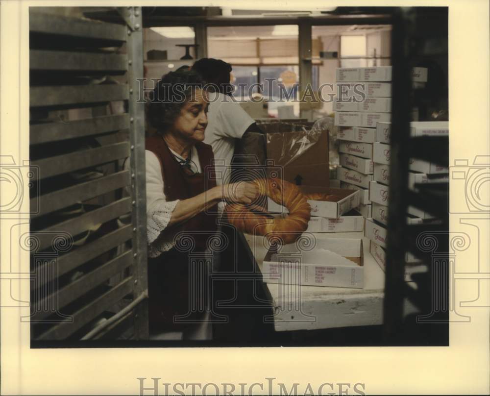 1990 Press Photo Packing King Cakes for delivery. - Historic Images