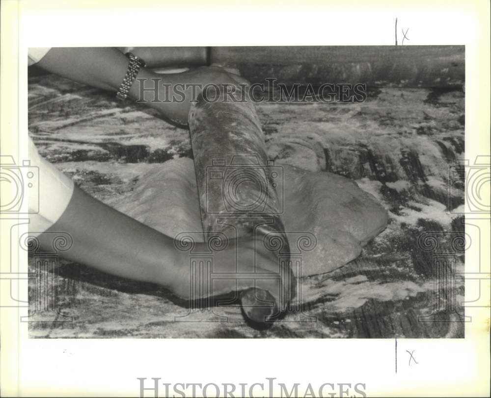 1995 Press Photo Photo shows rolling out the dough for a King Cake. - Historic Images