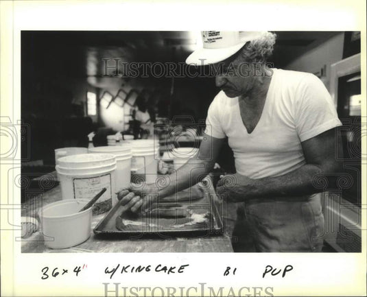 1991 Press Photo Herman Broussard,of Sunny's Bakery holds up a King Cake. - Historic Images
