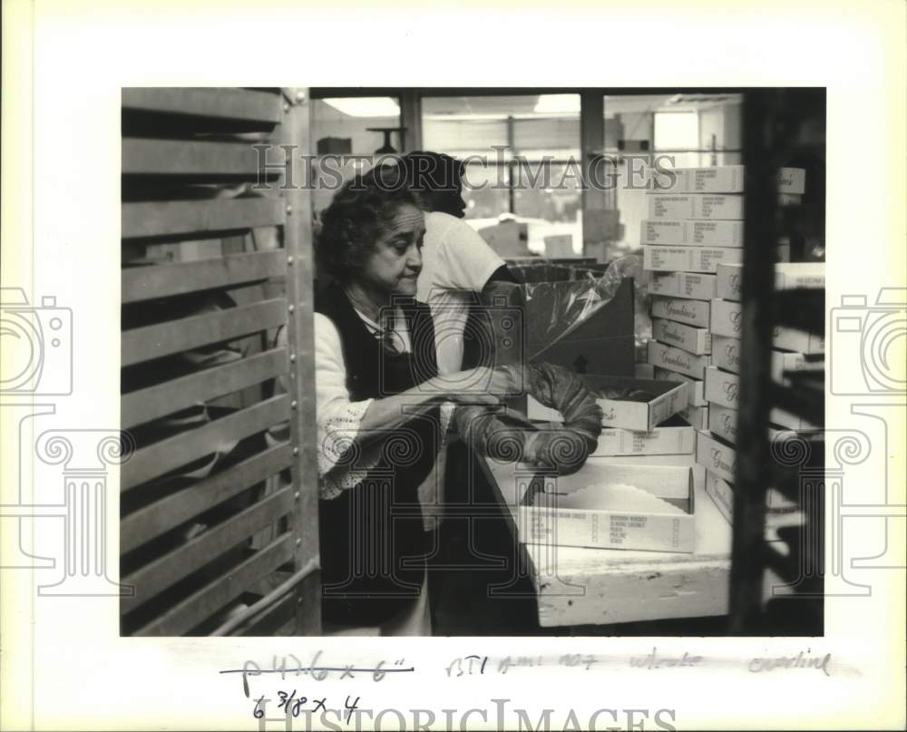 1994 Press Photo Carolina Flood Boxes King Cakes Sold To Grocers To Decorate - Historic Images