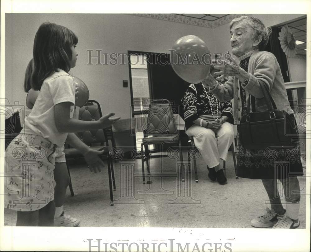 1987 Press Photo Katie Lynn and Gabrielle Gaby at Jefferson Healthcare Center - Historic Images