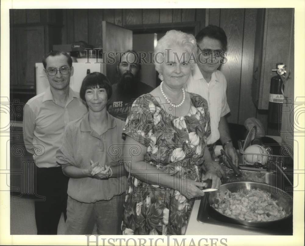 1990 Press Photo Volunteers with Singles and Singles Again prepare a supper - Historic Images