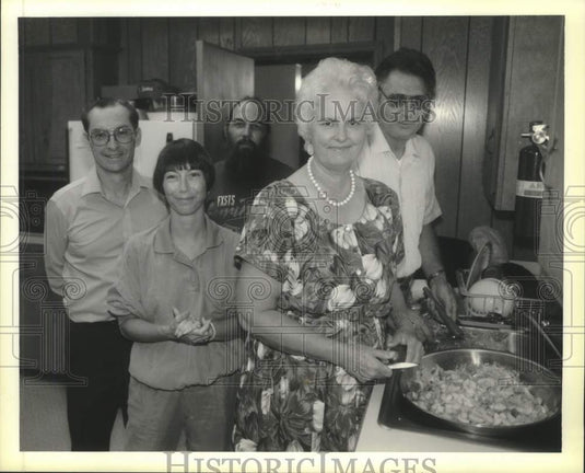 1990 Press Photo Volunteers with Singles and Singles Again prepare a supper - Historic Images