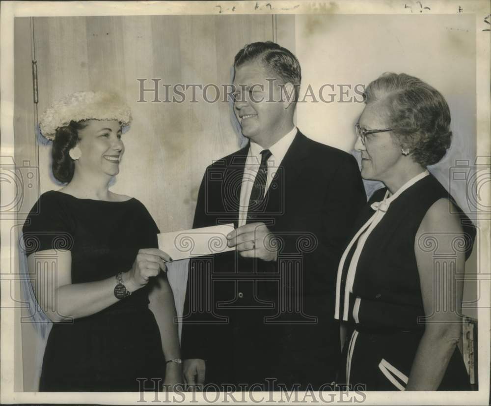 1957 Press Photo Mrs. C.E. Hill gives check to Clifton Ganus School staff-Historic Images