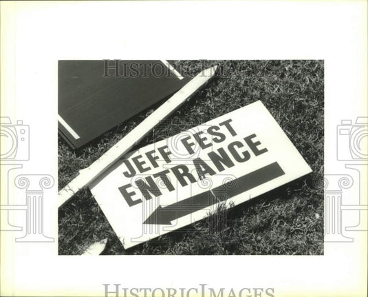 1992 Press Photo A Jefferson Festival entrance sign lies on the ground - Historic Images
