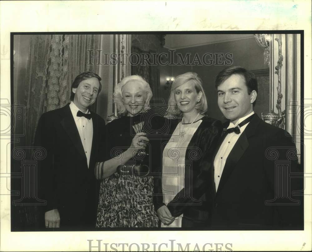 1990 Press Photo Attendees at New Orleans Men&#39;s Opera Guild Formal Event - Historic Images