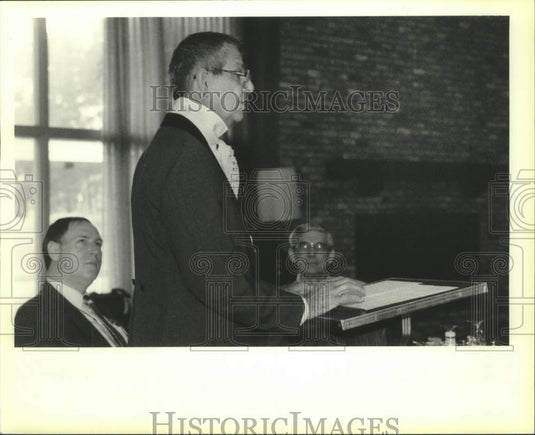 1990 Press Photo Russell Kroggard, Northlake Mandeville Rotary Club Luncheon - Historic Images