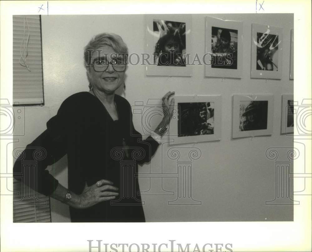 1993 Press Photo Joan Kroll With Her Guatemala Photos At Newman Center, UNO - Historic Images