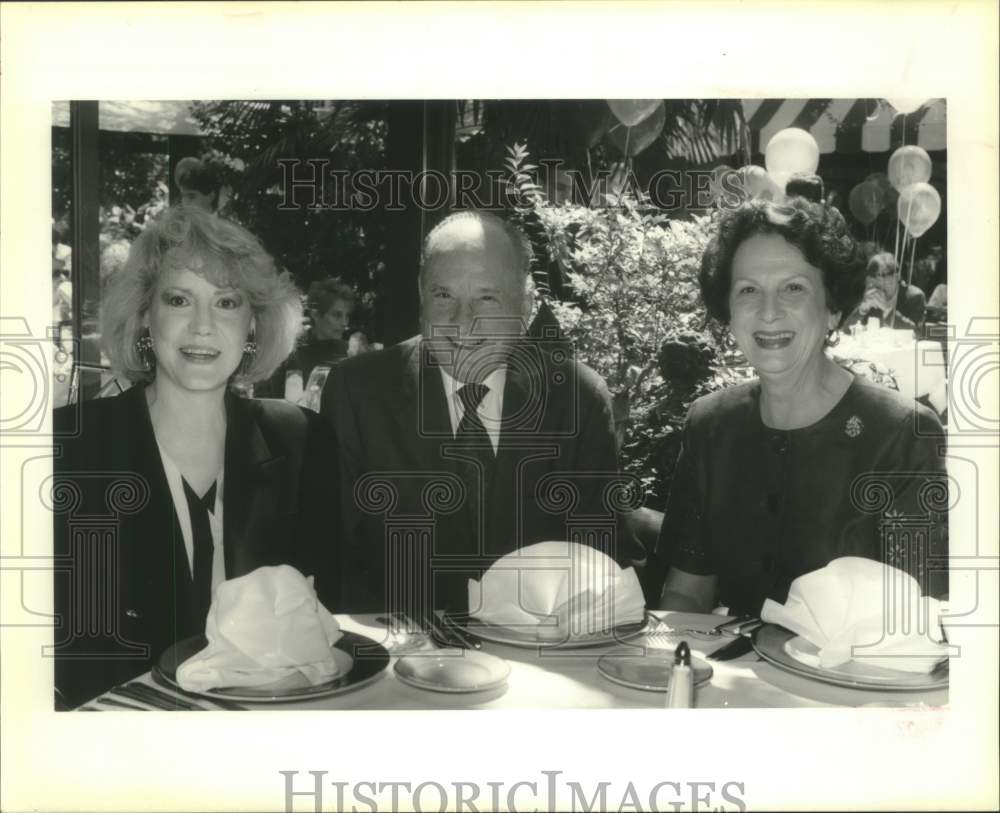 1993 Press Photo Dolly Fortenberry, Dr. John Krone &amp;ch Betty Krone at Brunch - Historic Images