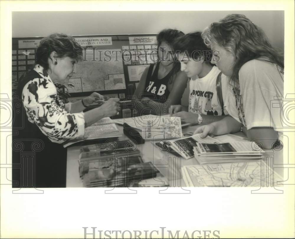 1989 Press Photo Travel Counselor Mona Kronlage Assists European Visitors - Historic Images