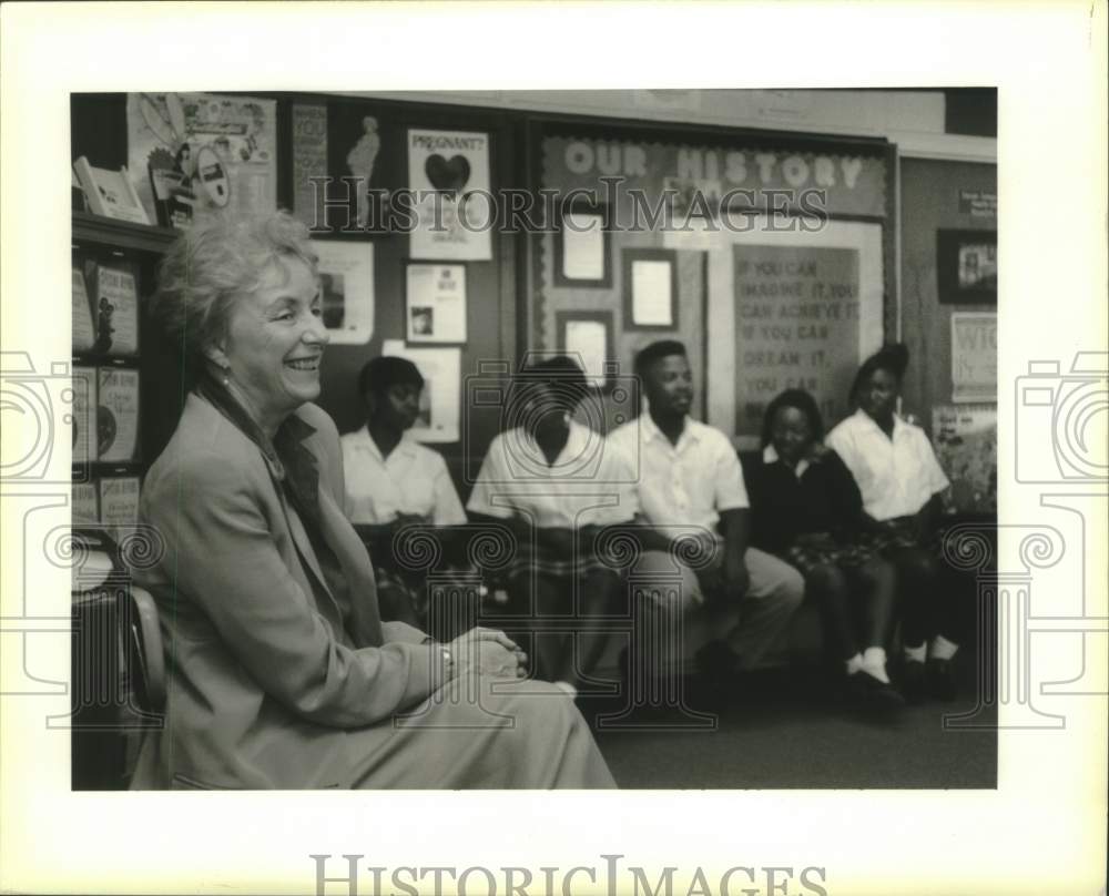 1994 Press Photo Deputy Secretary of Education answering questions from students - Historic Images