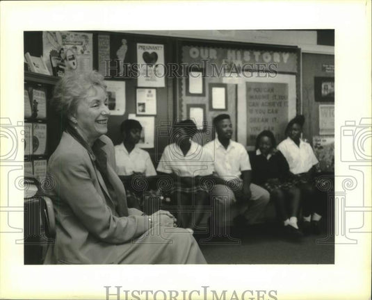 1994 Press Photo Deputy Secretary of Education answering questions from students - Historic Images