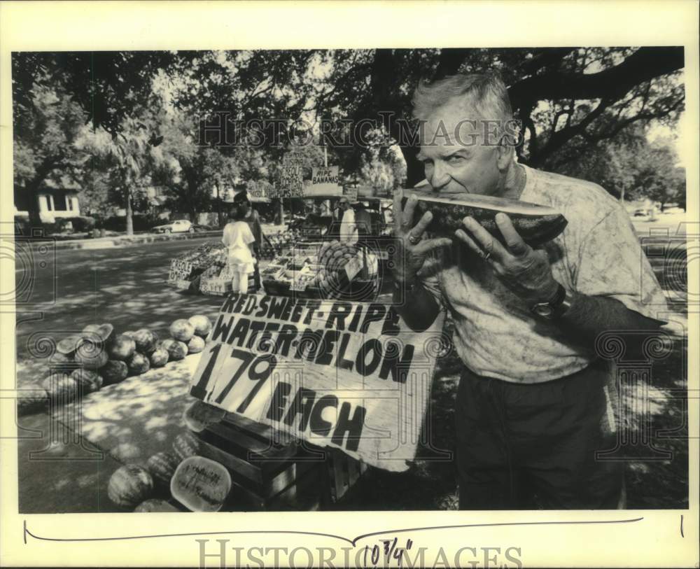 1990 Press Photo Jay Kordich eats melon at fresh fruit stand eating watermelon. - Historic Images