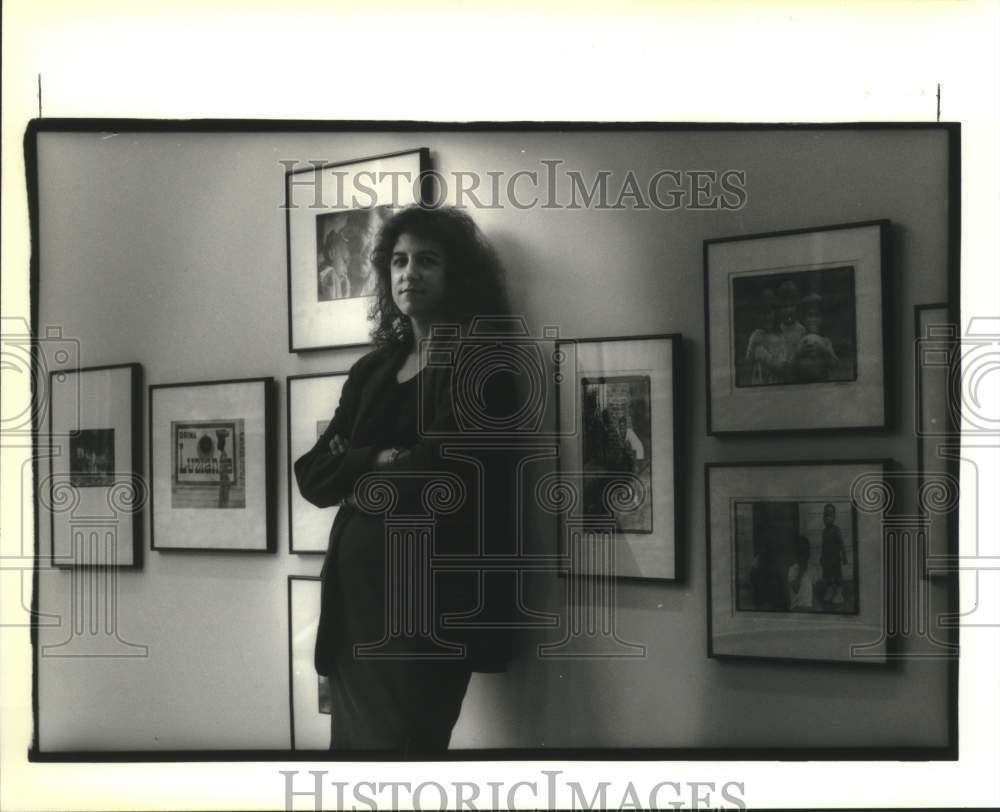 1992 Press Photo Tamara Kreinin with her photo essays of inner-city children - Historic Images