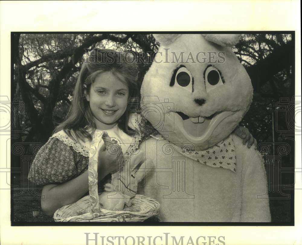 1990 Press Photo Lyndsey Kuhlmann, Charlene Baudier as Bunny Rabbit - Historic Images