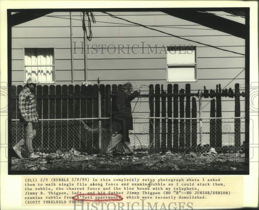 1989 Press Photo Jimmy B. Thigpen and his father examine the K&#39;Teri apartments - Historic Images