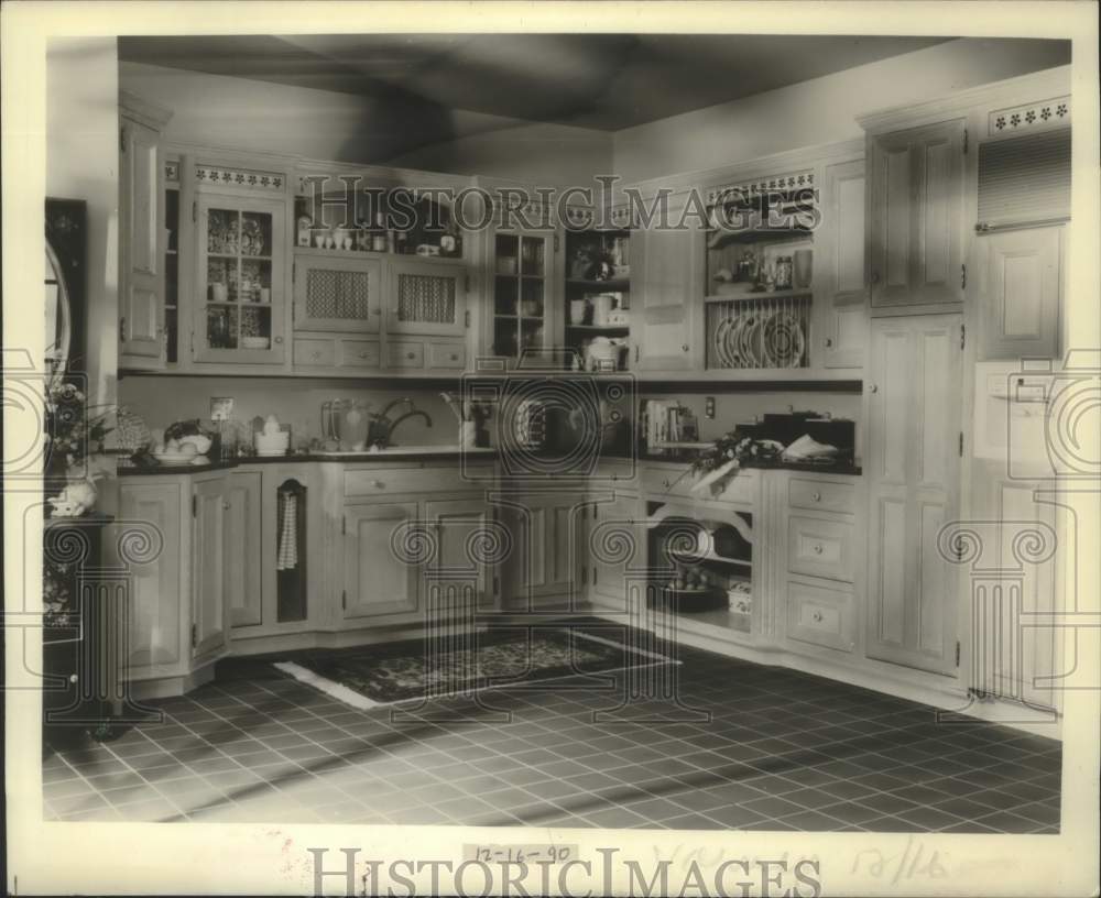 1990 Press Photo Interior view of the kitchen - Historic Images