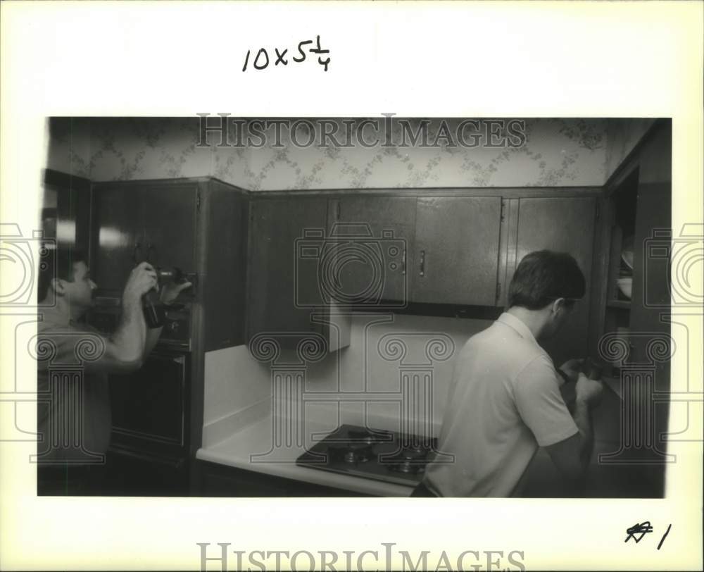 1990 Press Photo Al Horn and Ryan Ruiz remove cabinet doors at the kitchen - Historic Images