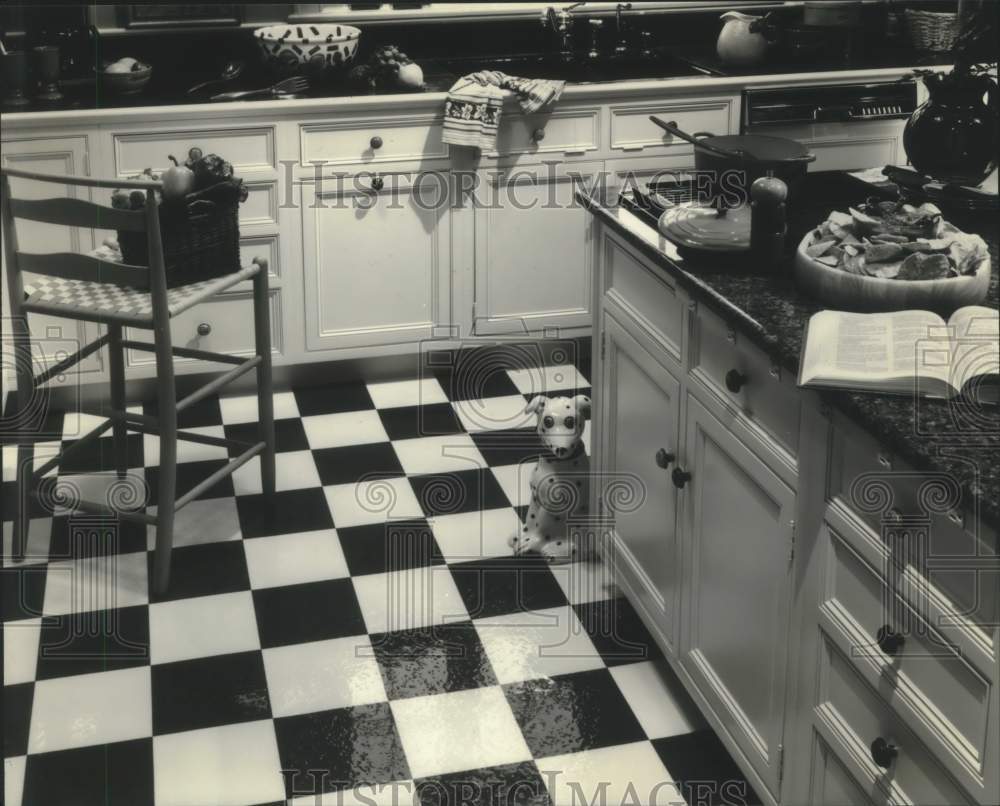 1992 Press Photo A modern kitchen design with black &amp; white checkered tile floor - Historic Images