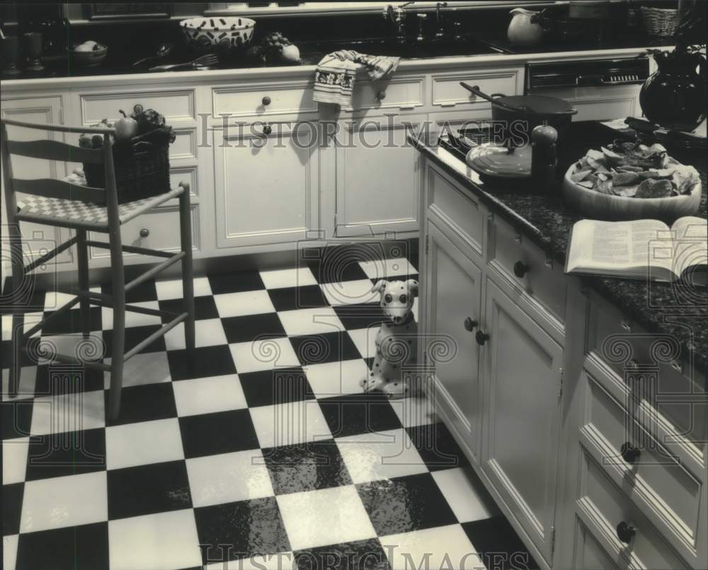 1992 Press Photo A modern kitchen design with black & white checkered tile floor - Historic Images
