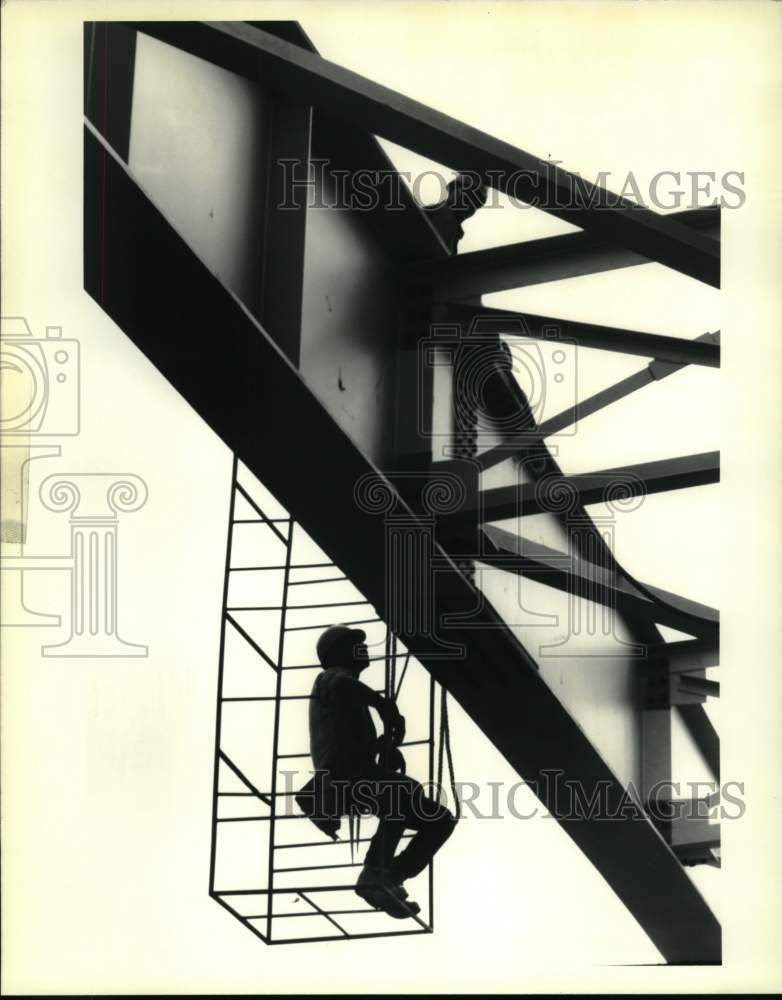 1992 Press Photo Iron worker Leon Lange in a movable metal work platform - Historic Images