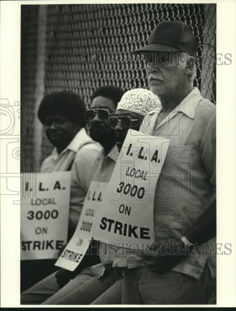 1986 Press Photo Longshoremen on picket at Waterfront Employment Center - Historic Images