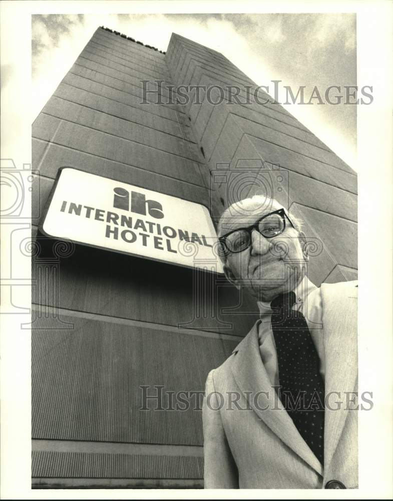 1986 Press Photo Ted Liuzza outside International Hotel at Canal and Tchpitoulas - Historic Images