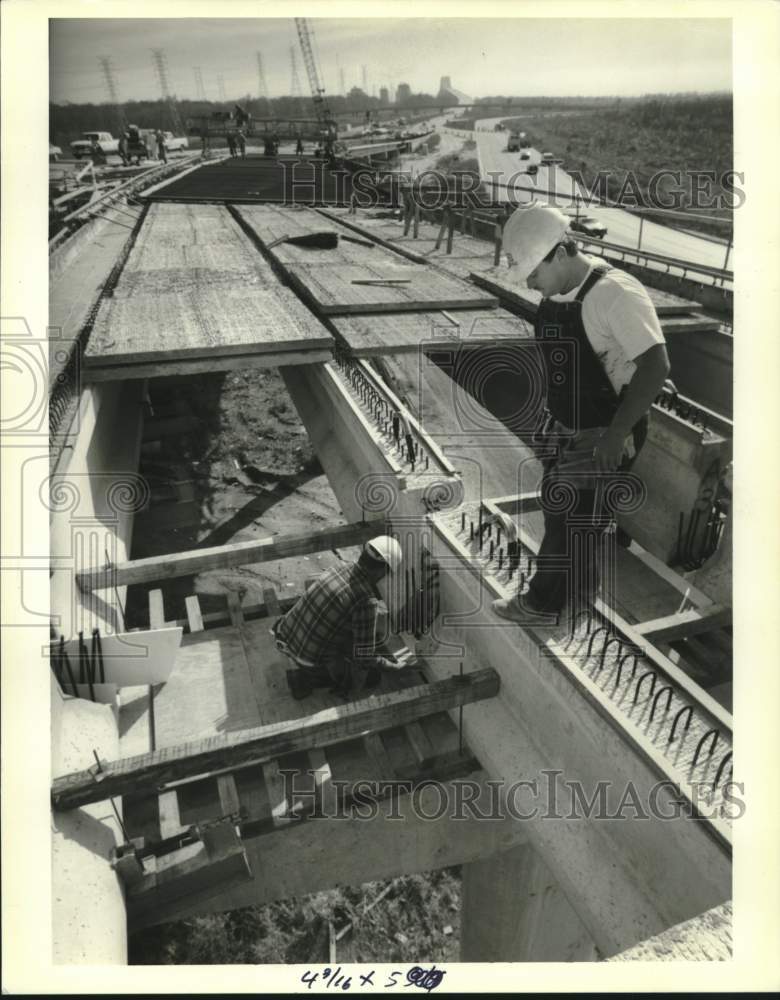 1992 Press Photo Men work on construction for I-510 in New Orleans - Historic Images