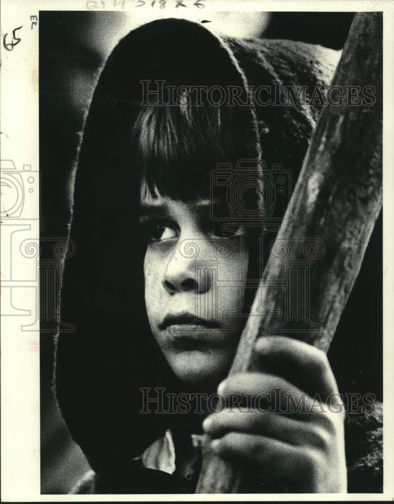 1987 Press Photo Youngster in full costume portrays a homeless waif - Historic Images