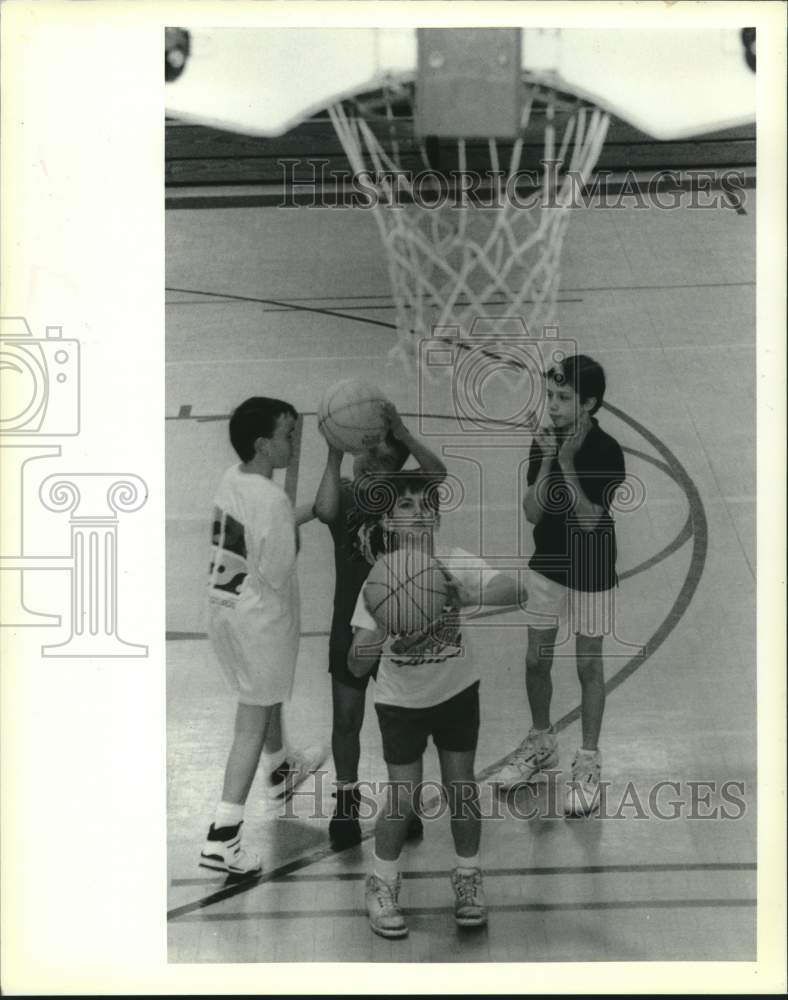 1989 Press Photo Joel Daste shoots for basket for Knights of Columbus contest - Historic Images