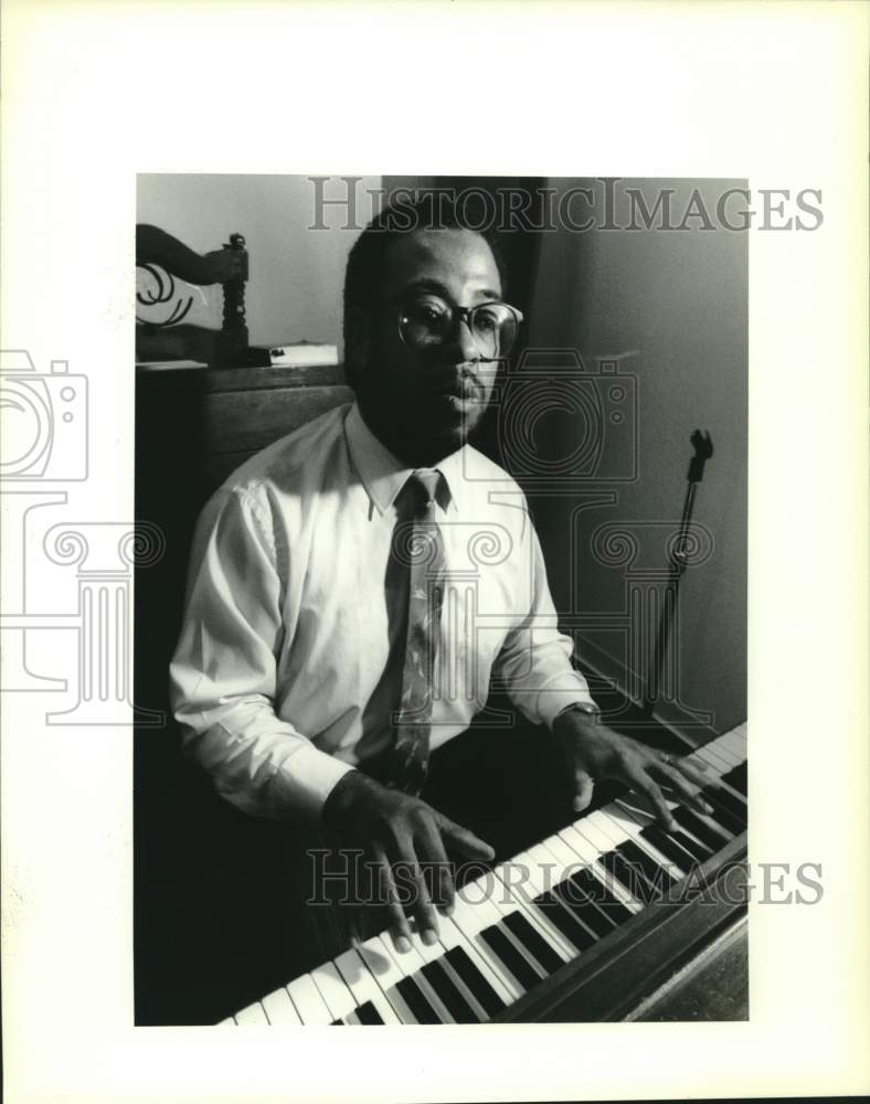 1990 Press Photo Clark Knighten leads the choir at St. Joseph the Worker Church. - Historic Images