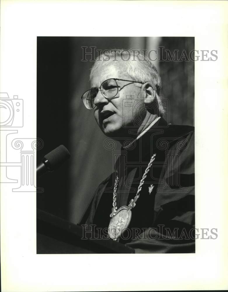 1995 Press Photo Loyola University inaugurates Reverend Knoth as president. - Historic Images