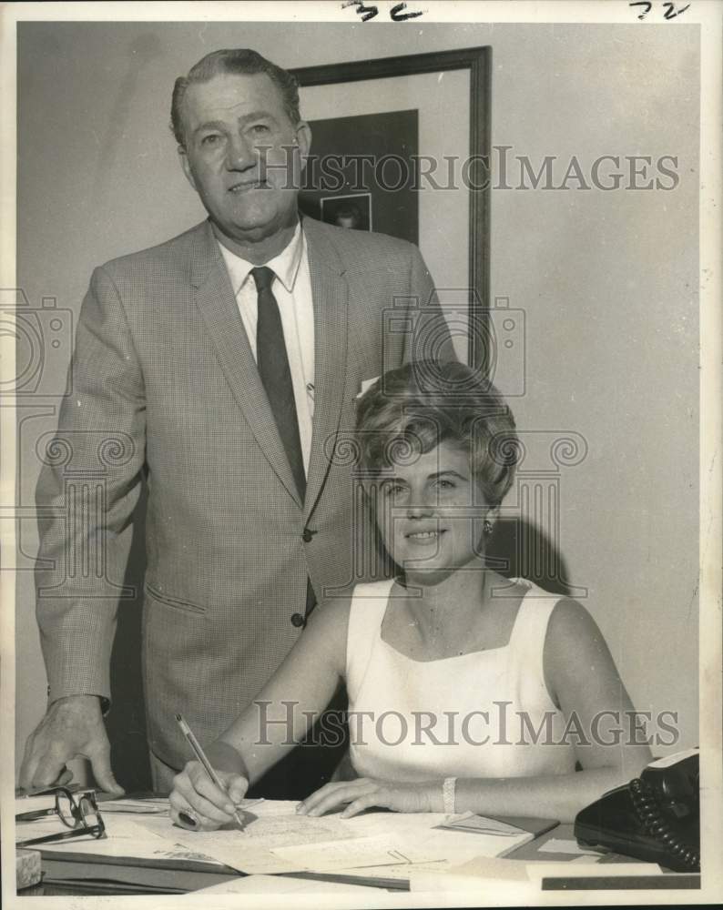 1969 Press Photo Nat B. Knight Jr. and daughter Karen practicing law together-Historic Images