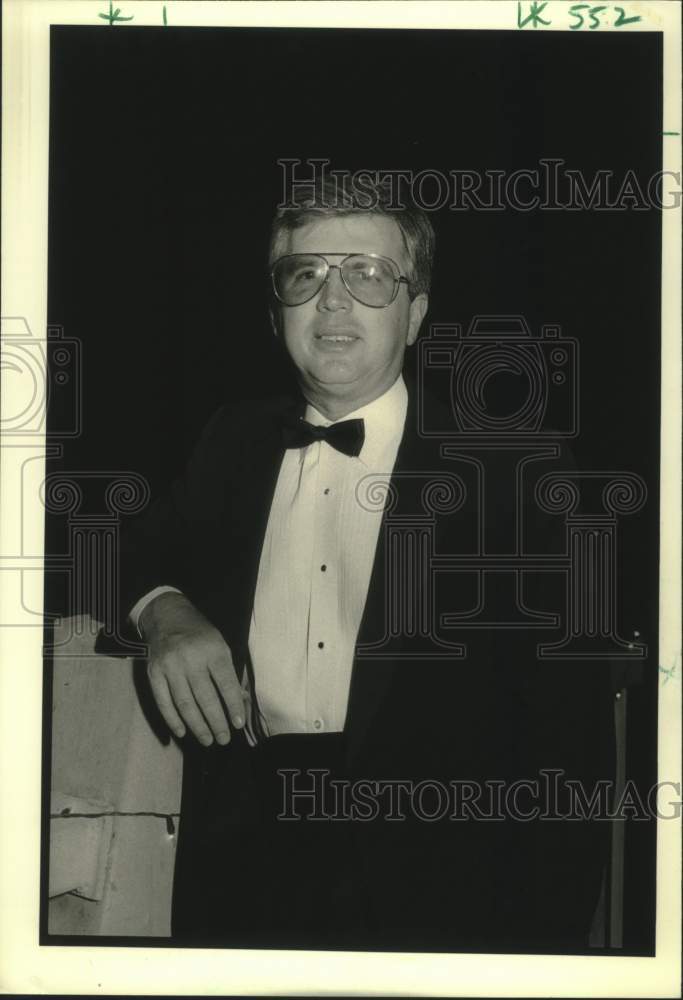 1990 Press Photo Jim Hudson attending a Cotillion in the Pavillion - Historic Images