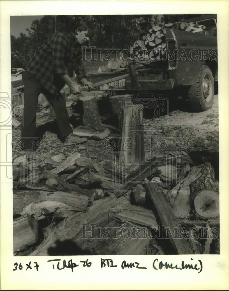 1989 Press Photo Alvin Knight, owner of Big Al&#39;s Tree Service- chopping wood - Historic Images