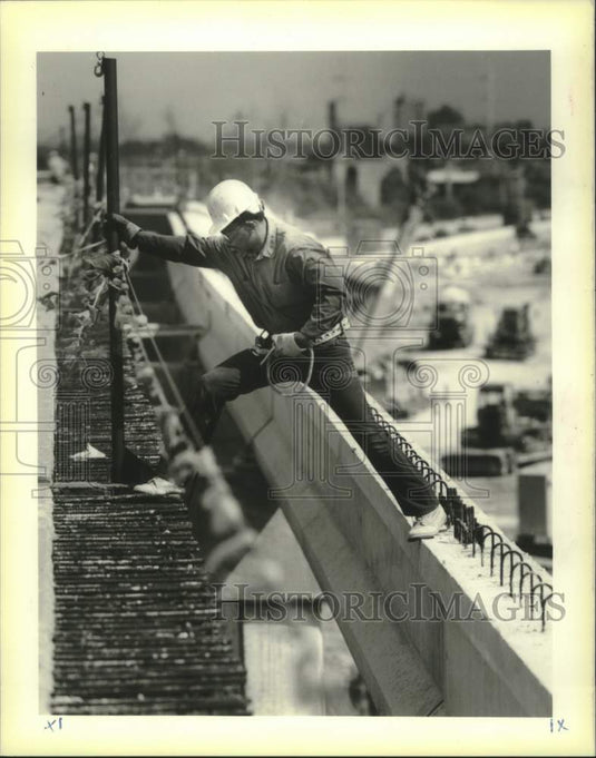 1989 Press Photo Lawn L. Magee working on new ramp on Magee on Interstate-10 - Historic Images