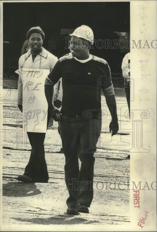 Press Photo Man crossing picket have at 7th Street Warf - Historic Images