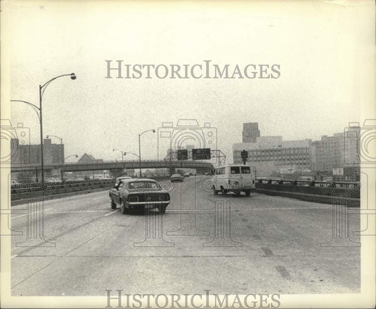 1973 Motorists entering Pontchartrain Expressway & Interstate-10 - Historic Images