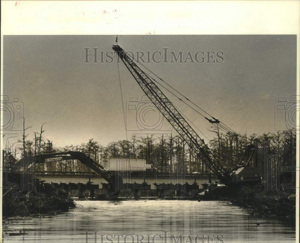 1988 Press Photo Construction workers dredge near St. Charles Parish line - Historic Images