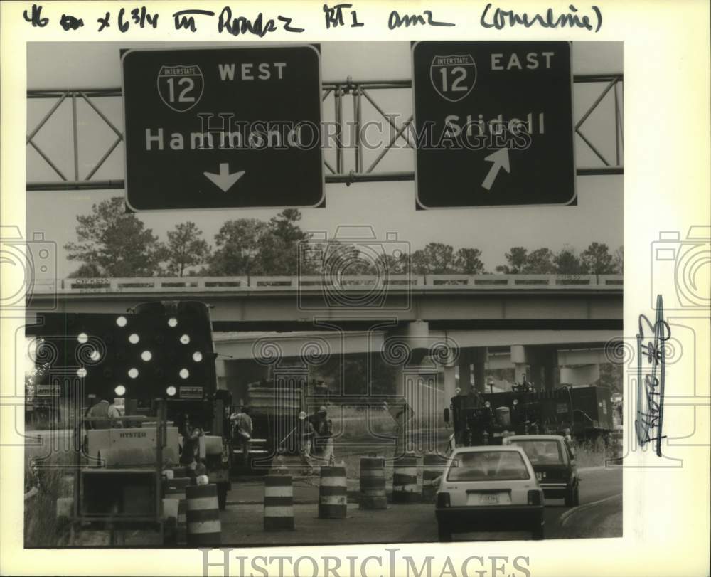 1989 Press Photo Motorist pass along construction work on Intertstate-12 - Historic Images